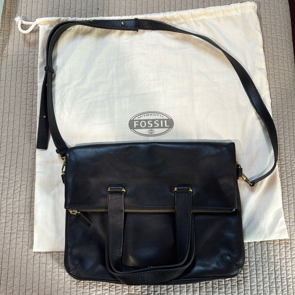 Fossil black leather purse new condition never used.